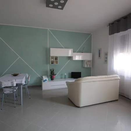 All'ombra Del Castello Affitto Breve アパート